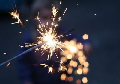 忧伤的说说:青春就像一场烟火,美得让人窒息,却短暂到让人落泪1